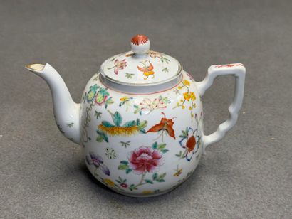 Théière en porcelaine de Chine.
Tampon rouge...