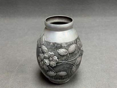 Vase art déco en étain à décor repoussé.
Signé...