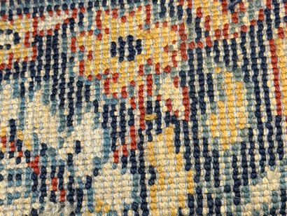 Tapis d'Orient en laine tissé.
200 x 135...
