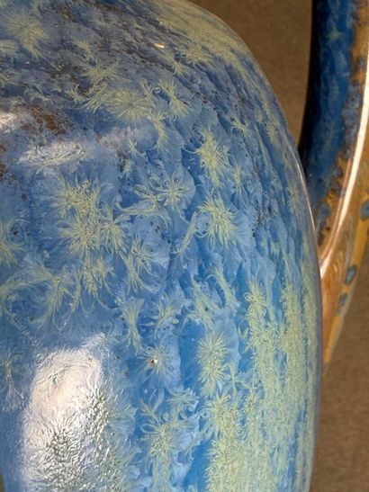 PIERREFONDS: Vase à deux anses à émail bleu...