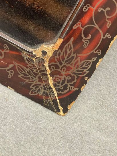 Panneau rectangulaire en laque noir à décor...