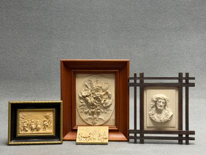 Quatre bas reliefs encadrés en plaque calcaire...