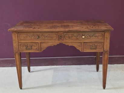 Bureau plat en bois gravé.
Vers 1900 
dessus...
