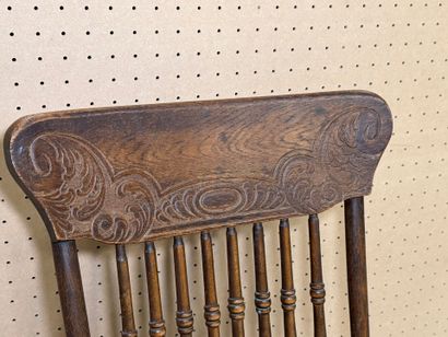 Chaise anglaise en chaine sculpté à barreaux.
Fin...