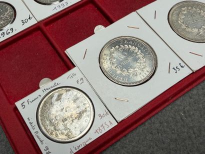 Dans une malette à pièces à trois plateaux:...