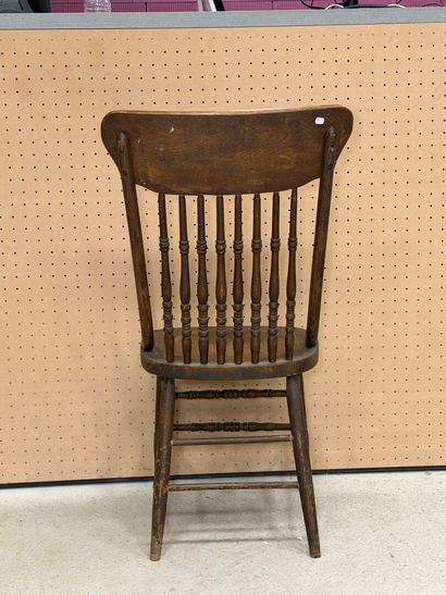 Chaise anglaise en chaine sculpté à barreaux.
Fin...