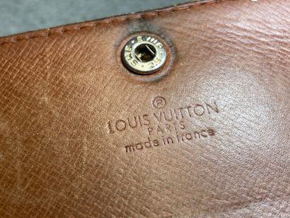 Louis VUITTON
Porte-monnaie en toile monogrammé.
14...