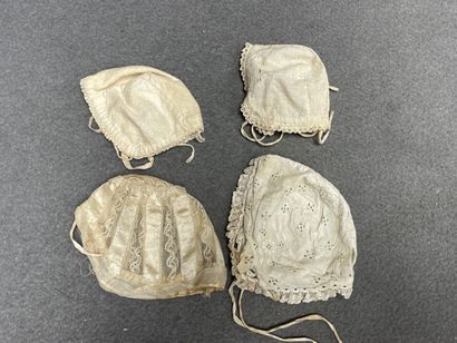 Quatre bonnets de poupon.