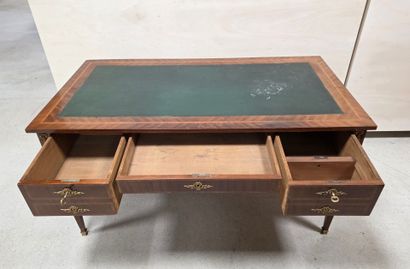 Bureau plat en placage d'acajou de style...