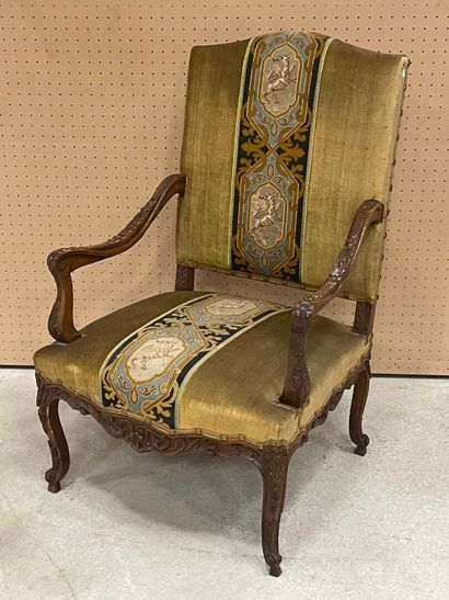 Fauteuil de style Louis XIV. 
H. : 115 cm....
