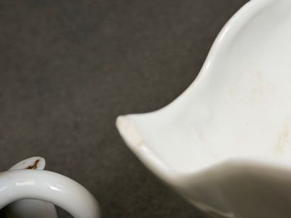 Trois grands vases de mariée en porcelaine...