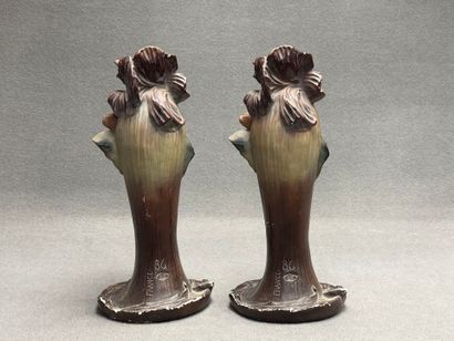 Paire de vases en platre patiné. 
Epoque...