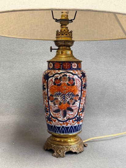 Paire de lampes à pétrole en porcelaine Imari,...