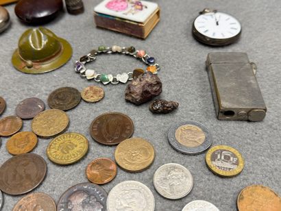 Coffret à compartiment garni d'objets de...