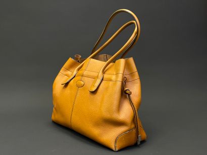 TOD'S. 
Sac à main en cuir. 
28 x 40 x 16...
