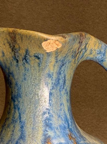 PIERREFONDS: Vase à deux anses à émail bleu...