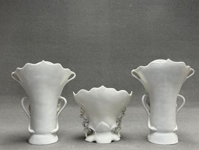Trois grands vases de mariée en porcelaine...