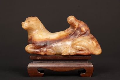 Singe sur le dos d'un cheval allongé. 
Sculpture...