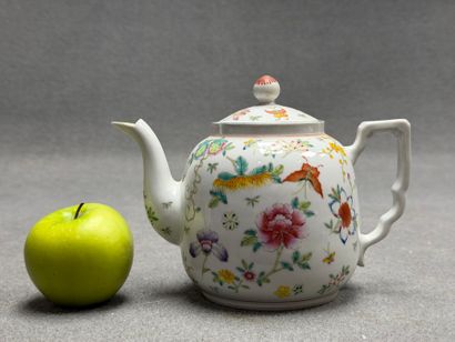 Théière en porcelaine de Chine.
Tampon rouge...