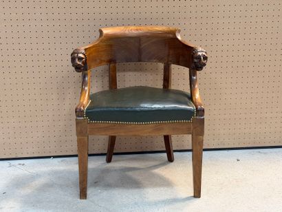 Fauteuil de bureau en noyer sculpté de mufles...