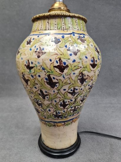 Vase en faïence d'Afrique du Nord, monté...