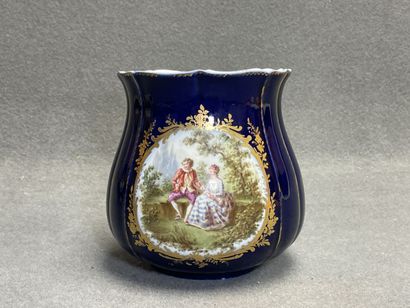Limoges fin XIX°
Petit cache pot en porcelaine...