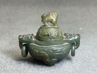 Pot couvert en pierre dure sculptée. 
H....
