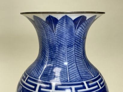 Vase balustre en porcelaine de Chine à décor...