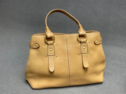 Deux sacs à main en cuir . 
Coccinelle. 
25...