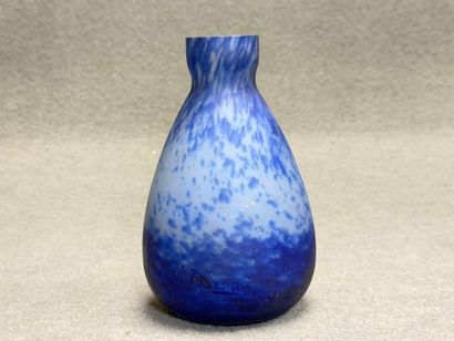 DELATTE à NANCY
Vase en verre marmoréen bleu.
H:...
