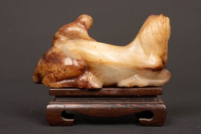 Singe sur le dos d'un cheval allongé. 
Sculpture...