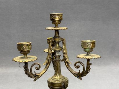 Paire de candélabres en bronze à quatre lumières.
Style...