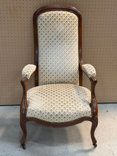 Fauteuil Voltaire bien garni
fin XIX
H. :114...
