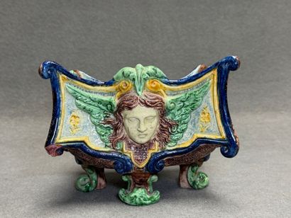 Cache pot en barbotine de style Renaissance.
15...