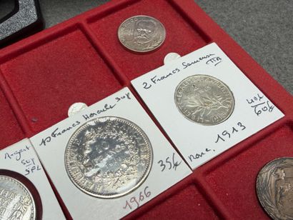 Dans une malette à pièces à trois plateaux:...