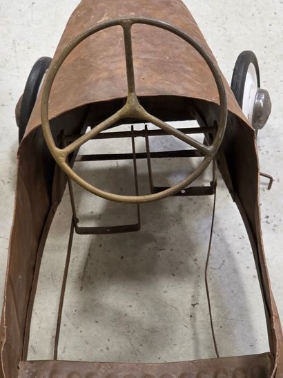 Voiture à pédales en tôle marron.
50 x 80...