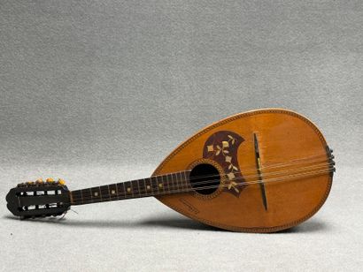 Mandoline La Vésuvienne, signée au fer sur...