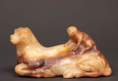 Singe sur le dos d'un cheval allongé. 
Sculpture...