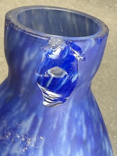 DELATTE à NANCY
Vase en verre marmoréen bleu.
H:...