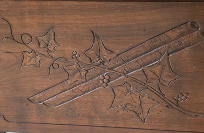 Bureau plat en bois gravé.
Vers 1900 
dessus...