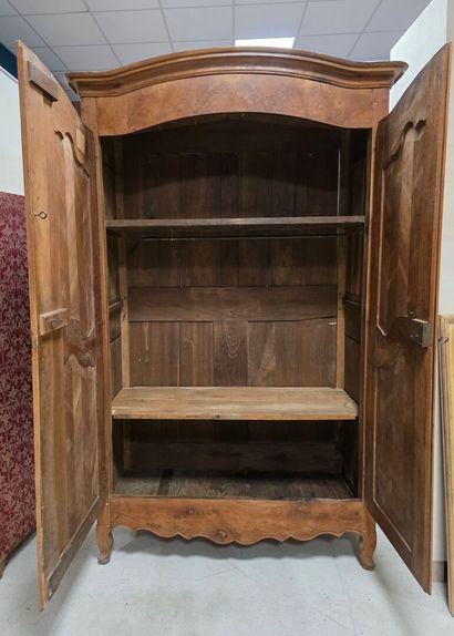 Armoire rustique en frisage de noyer et noyer
style...