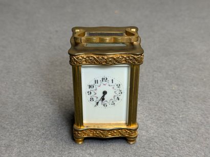 Petite pendulette en laiton. 
10 x 5,5 x...