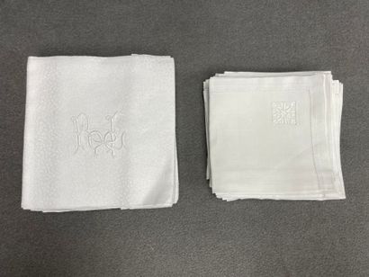 Deux series de douze serviettes de table...
