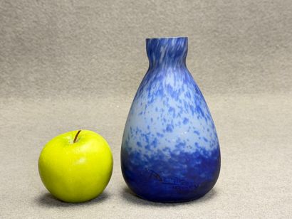 DELATTE à NANCY
Vase en verre marmoréen bleu.
H:...