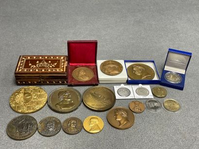 Collection de 18 médailles en bronze fin...