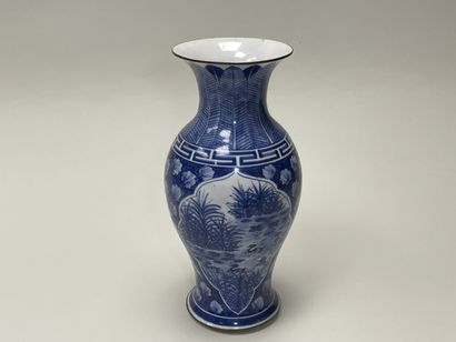Vase balustre en porcelaine de Chine à décor...