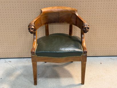 Fauteuil de bureau en noyer sculpté de mufles...