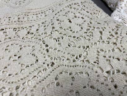 Ensemble de napperons et trois nappes au...