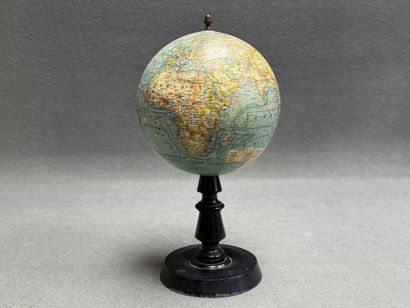 Globe terrestre en carton par Forrest, pietement...