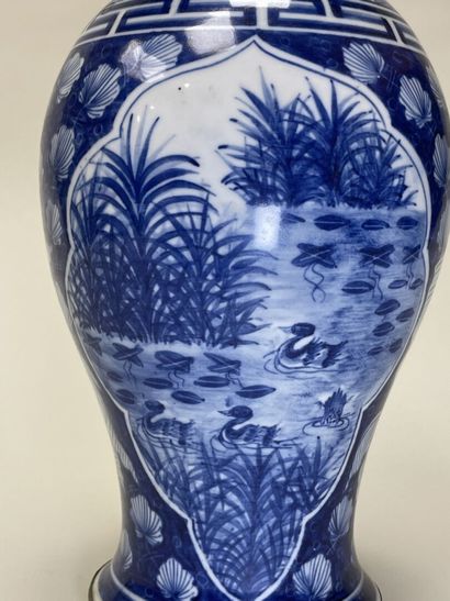 Vase balustre en porcelaine de Chine à décor...